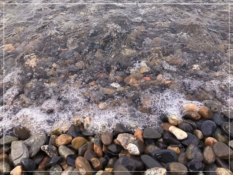 Отдыхать можно не только в бане — Курортный городок в Адлере (отдыхать, можно, только, баня, курортный) камни в море